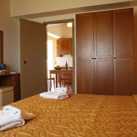 Asteris アパートホテル 4*